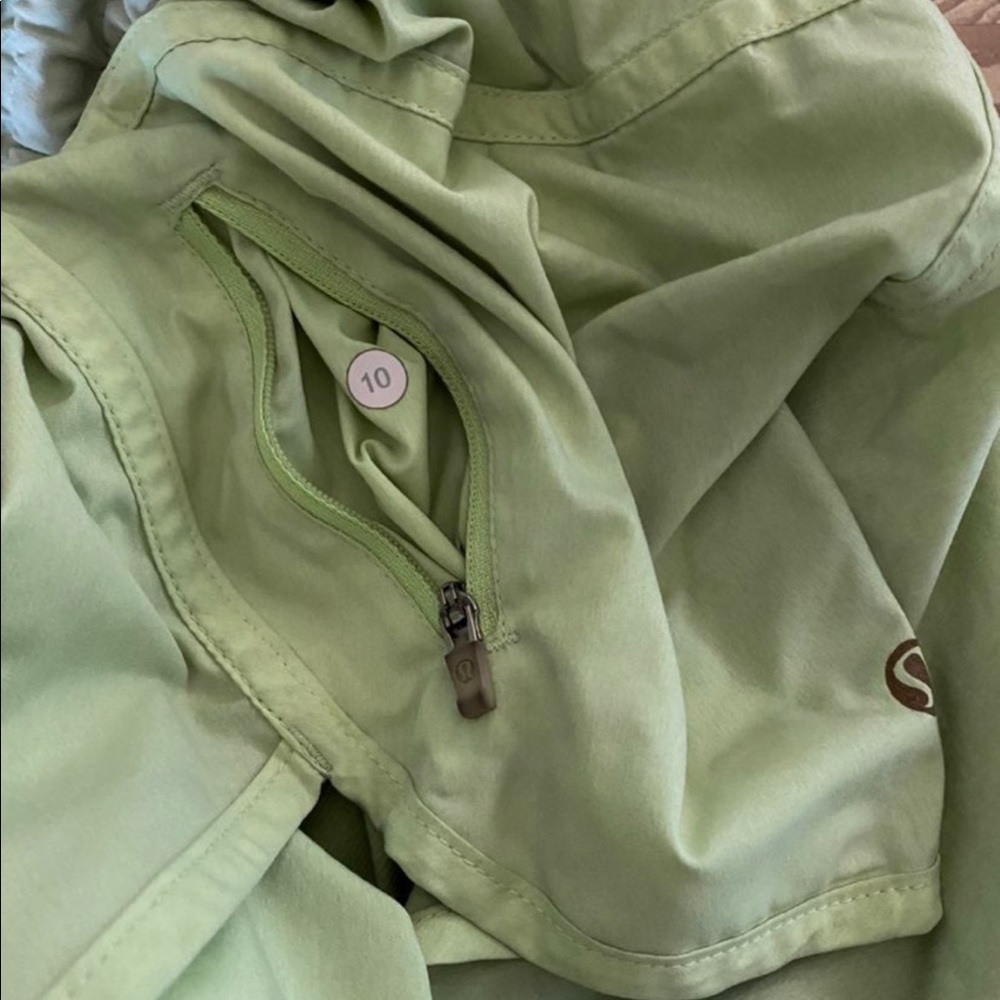 Lululemon Tracker shorts - Picture 5 of 5